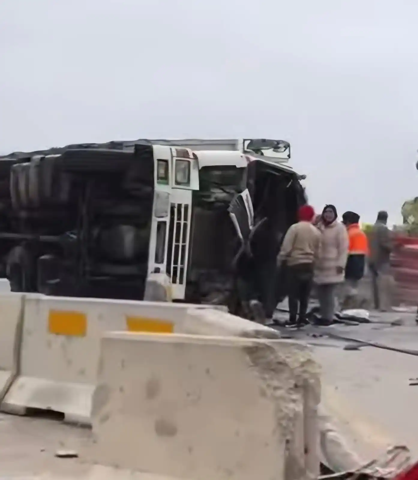 Choque de un camión y un auto deja un fallecido y tres heridos