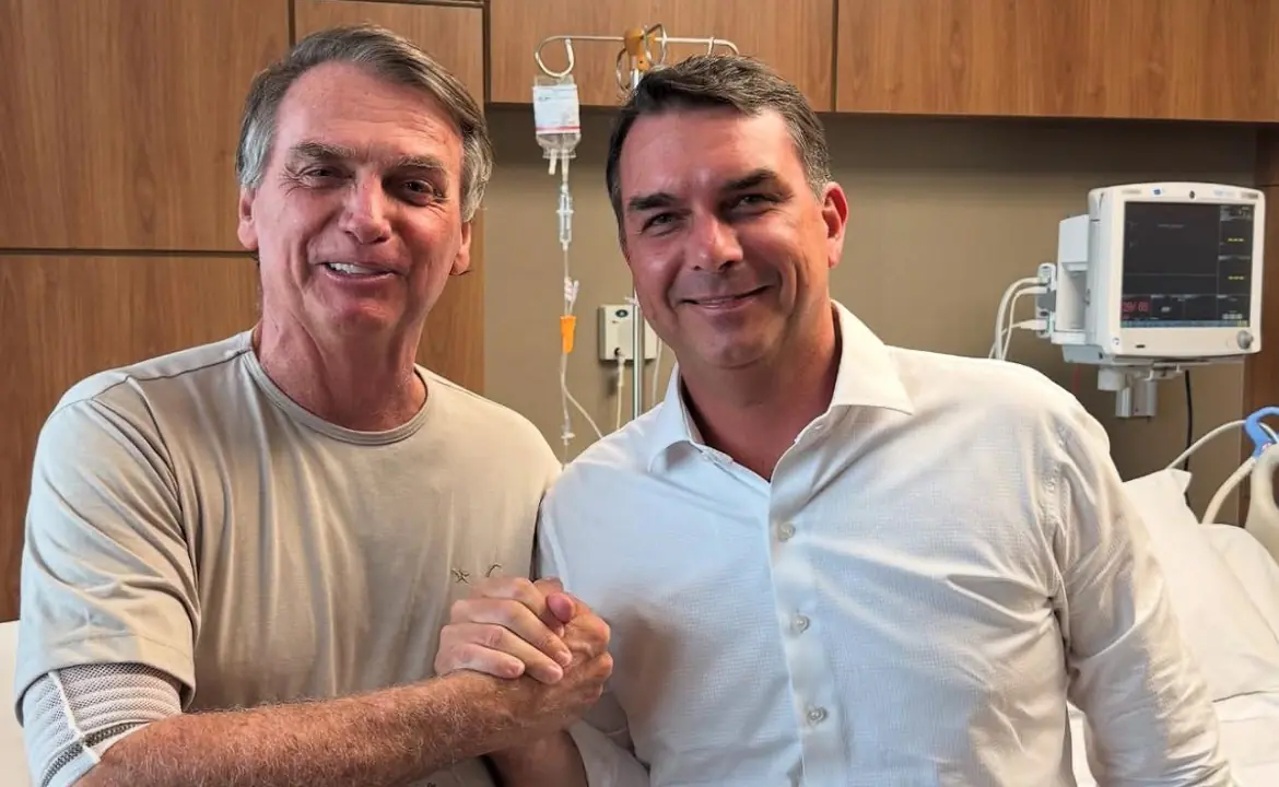 Bolsonaro reafirma a su hijo Flávio como candidato