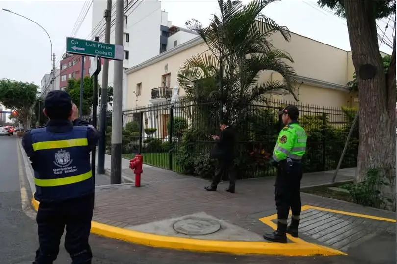 Perú refuerza la vigilancia en la Embajada de México