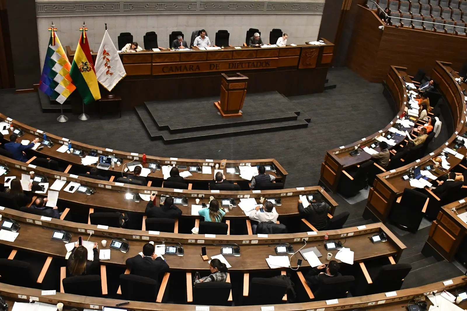 Asambleístas anuncian acciones legales contra Lara por ofensas