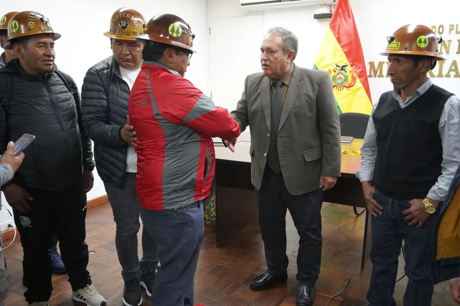 Gobierno amplía por 18 meses contratos mineros cooperativos