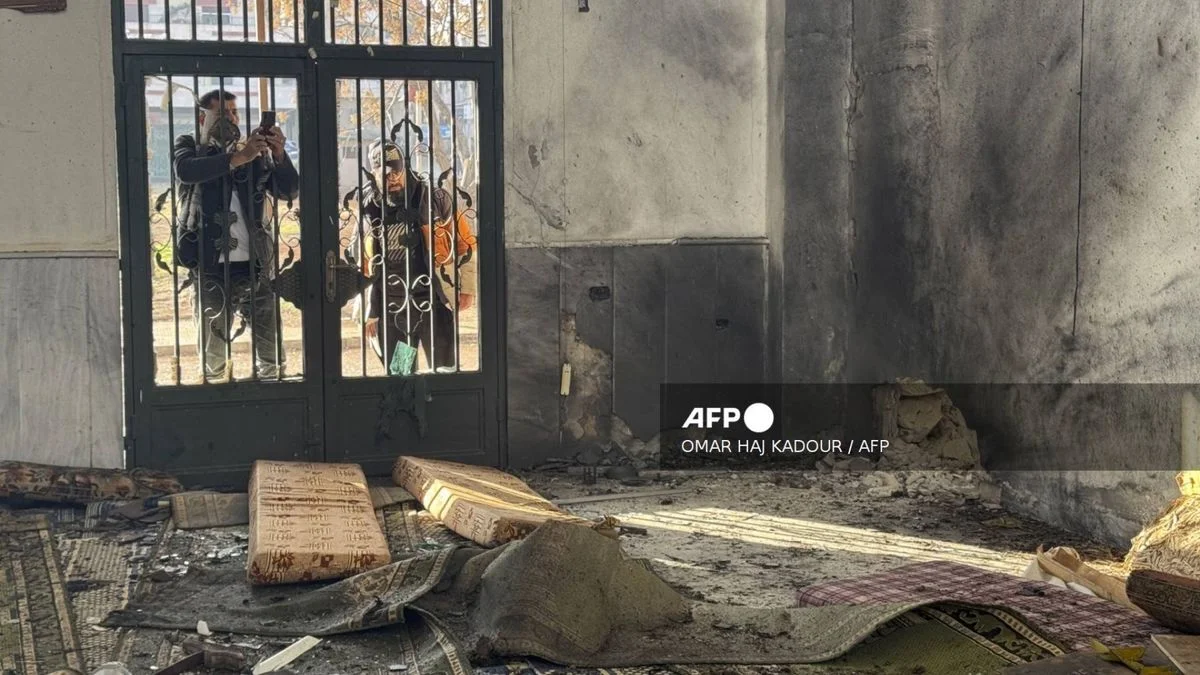 Tres muertos y una veintena de heridos por explosión en una mezquita de Siria