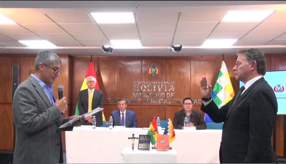 Espinoza posesiona viceministro para eliminar el ‘infierno tributario’