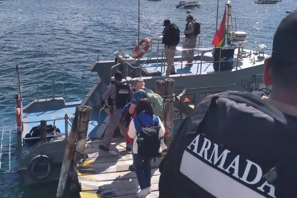 La Armada Boliviana evacua a turistas varados en Copacabana