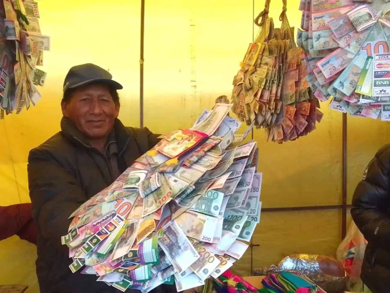Artesanos mayoristas de El Alto inauguran la Jach’a Alasita