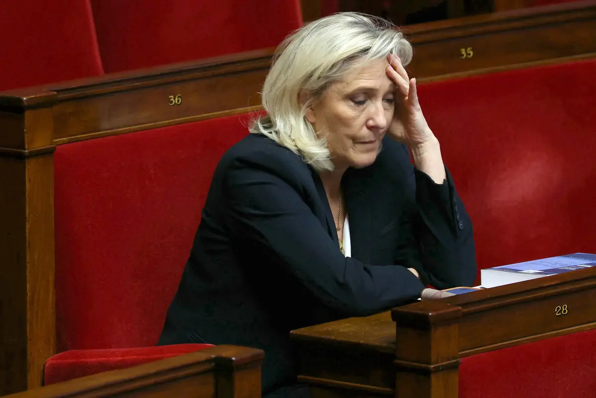Le Pen juega su candidatura a la presidencia en juicio en Francia