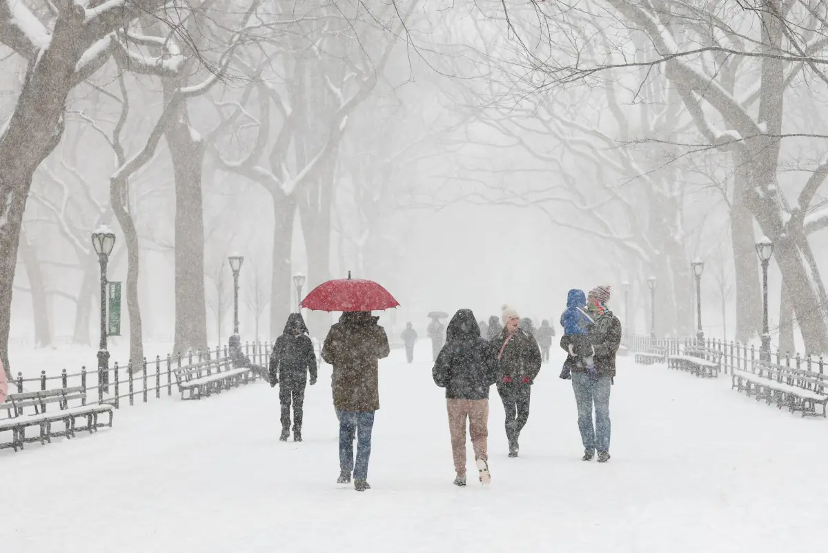 Vuelos cancelados y apagones por tormenta invernal en EEUU