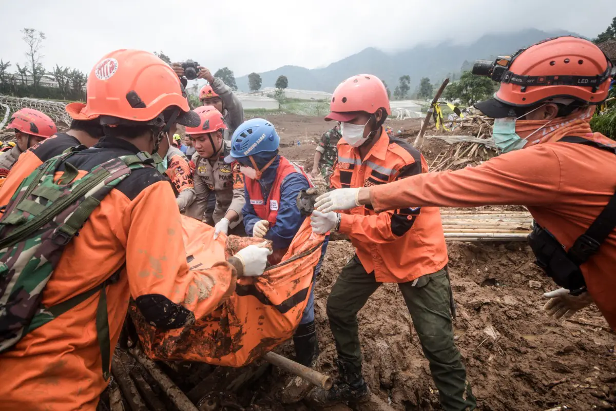 Al menos 17 muertos y desaparecidos por alud en Indonesia