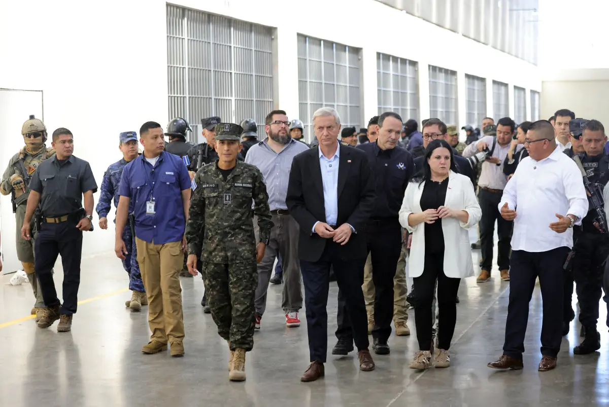 Kast visita megacárcel de Bukele para ‘ver’ modelo de El Salvador