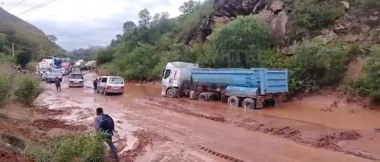 Desborde de río afecta transitabilidad en ruta de Cochabamba a occidente