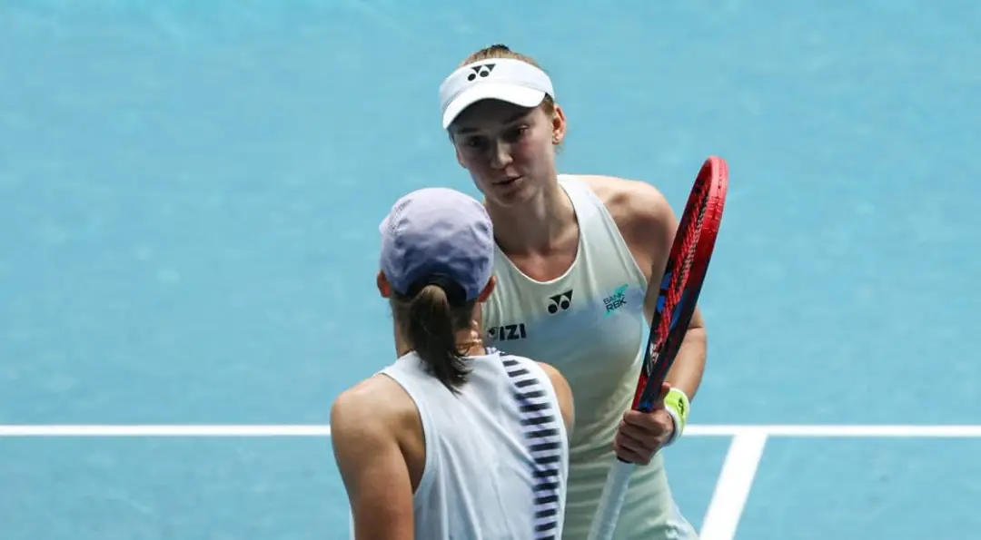 Rybakina sorprende a Świątek y va a las semis del Abierto de Australia
