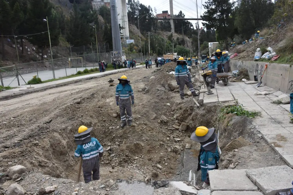 ´Por precaución, la Alcaldía prohíbe el paso peatonal por la Avenida del Poeta
