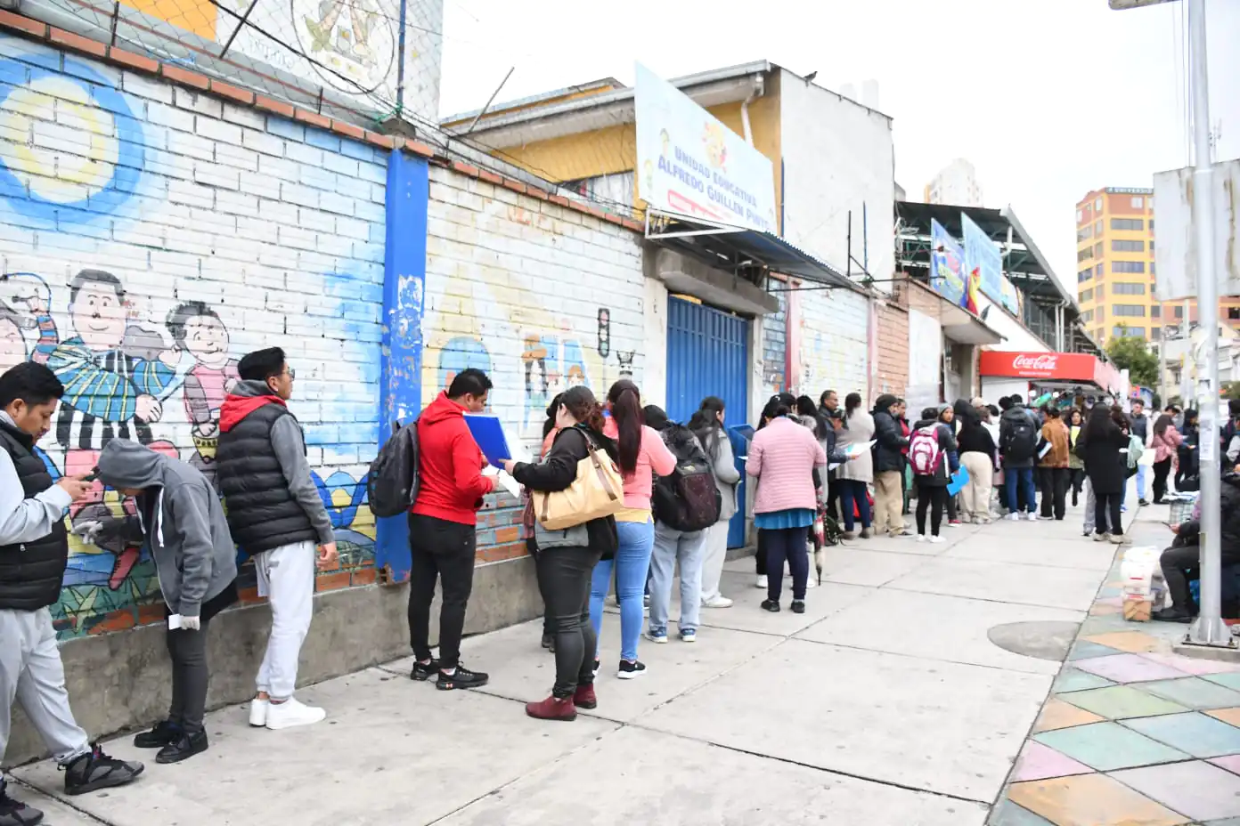 Filas al comenzar inscripciones y la pensión escolar se ‘congela’ hasta abril