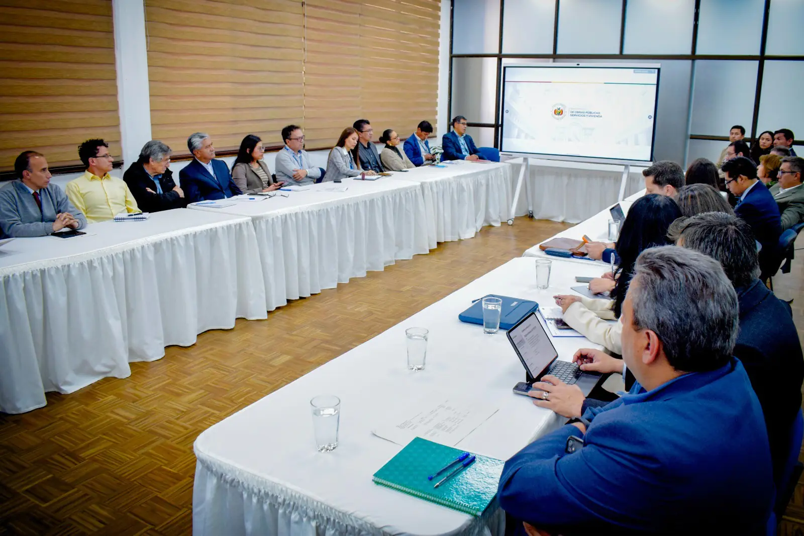 Gobierno y CAF priorizan proyectos clave para infraestructura del país