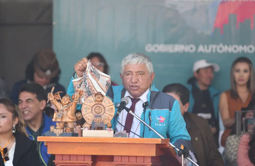 Arias inaugura la Alasita y pide a Paz cumplir el 50/50