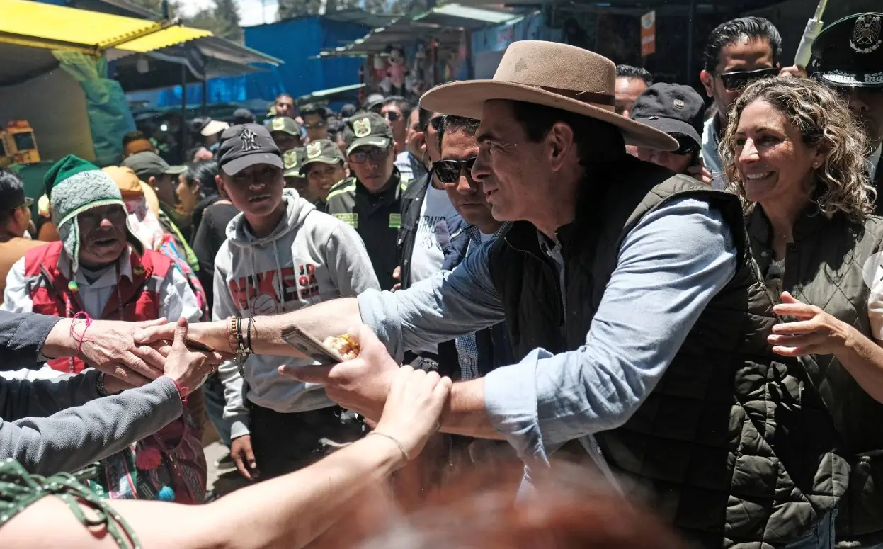Paz asiste a la Alasita en La Paz y agradece el ‘cariño’ de la gente