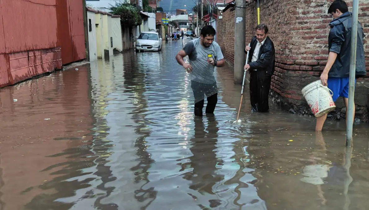 Torrencial lluvia con granizo inunda varias calles en Cochabamba