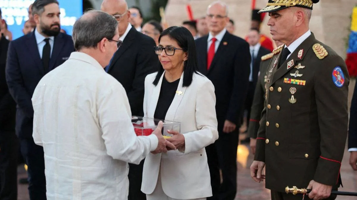 La interinidad de Delcy Rodríguez se habría negociado en Qatar hace semanas con EE. UU.