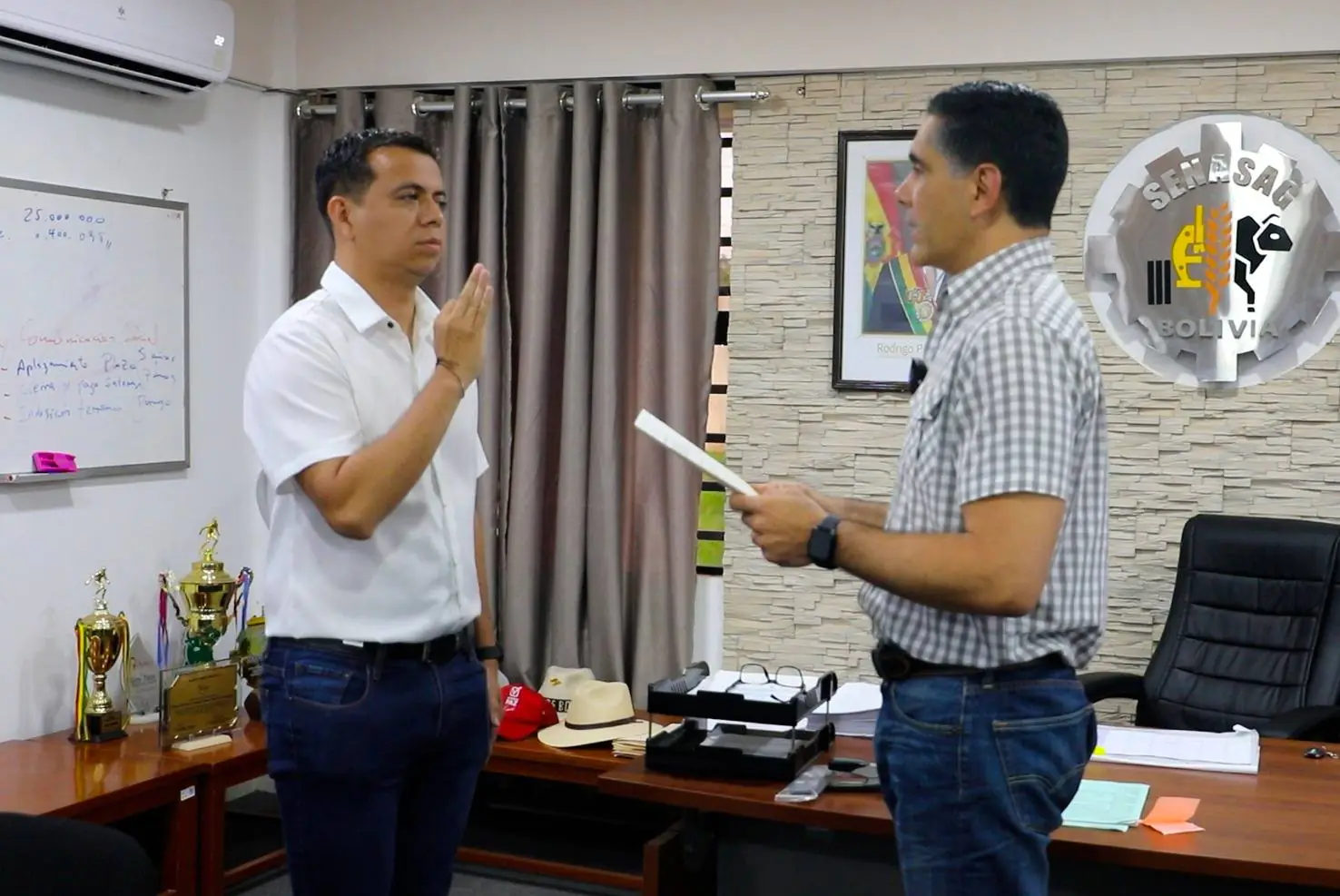Justiniano posesiona a Ronny Salvatierra como nuevo director del Senasag