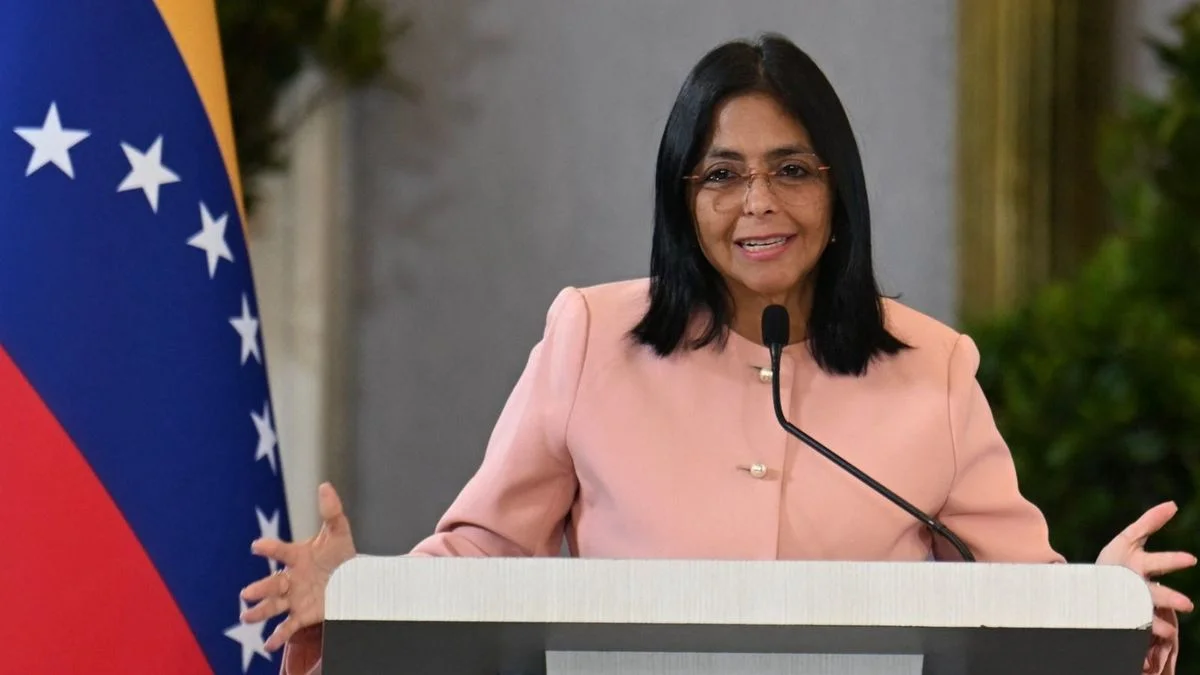 Delcy Rodríguez asume como presidenta interina con respaldo militar luego de la captura de Maduro