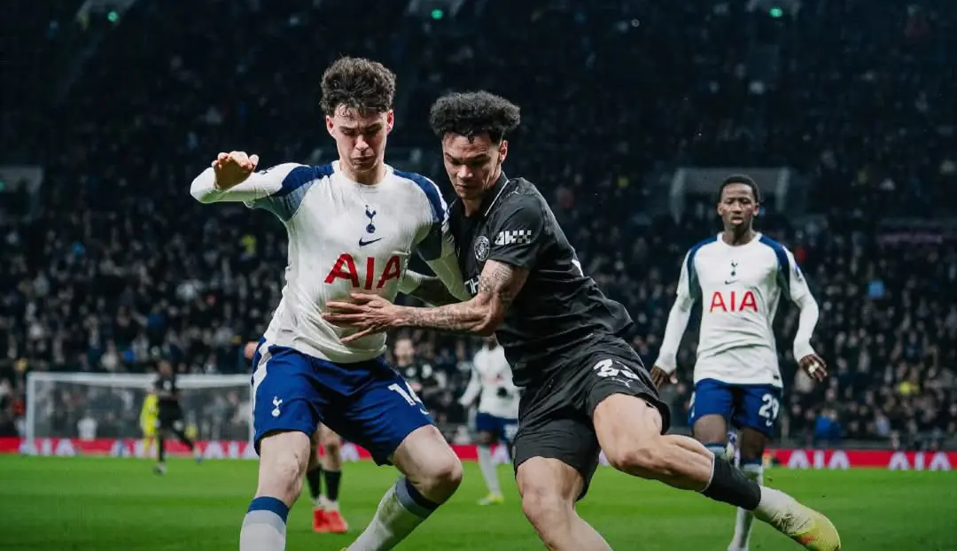 Manchester City y Aston Villa dejan que el líder Arsenal se escape