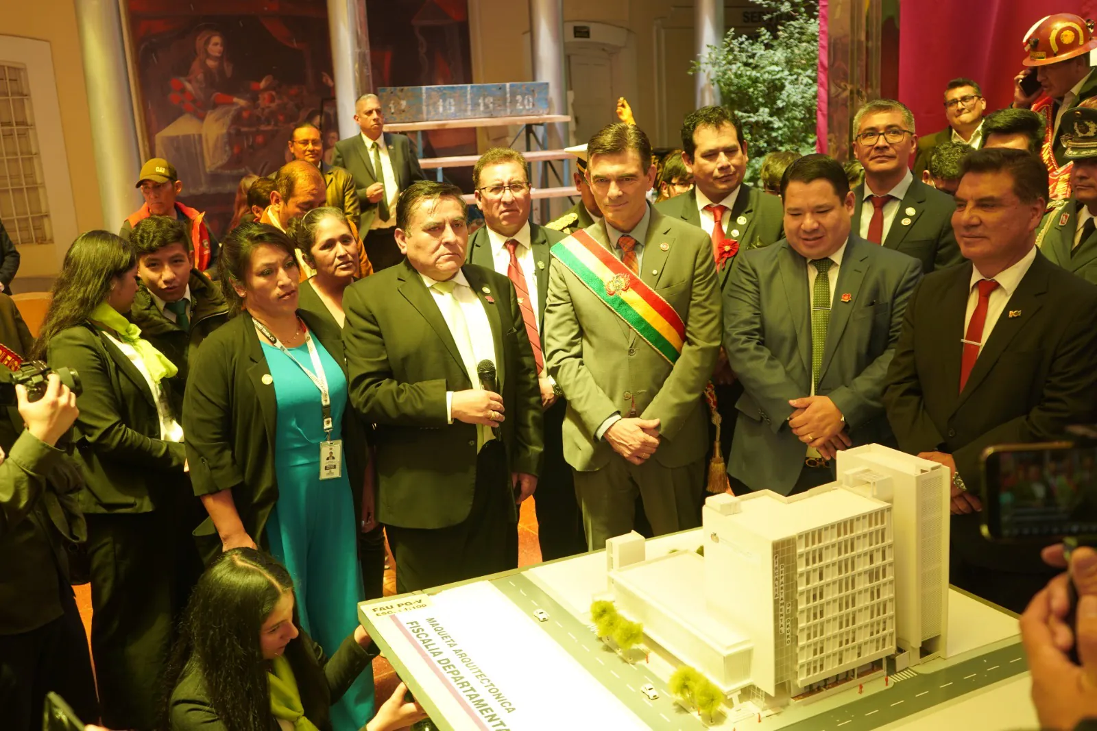 Fiscal general presenta maqueta del nuevo edificio de la Fiscalía en Oruro