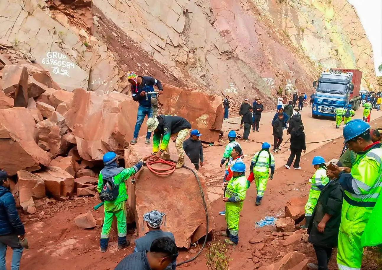 Habilitan paso provisional en vía Oruro–Cochabamba tras deslizamiento