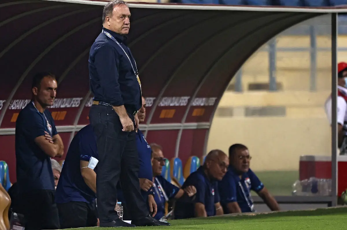 Advocaat deja el puesto de seleccionador de Curazao a cuatro meses del Mundial