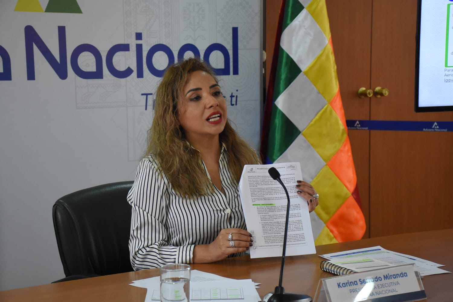 Fiscalía ordena aprehensión de Karina Serrudo, expresidenta de Aduana