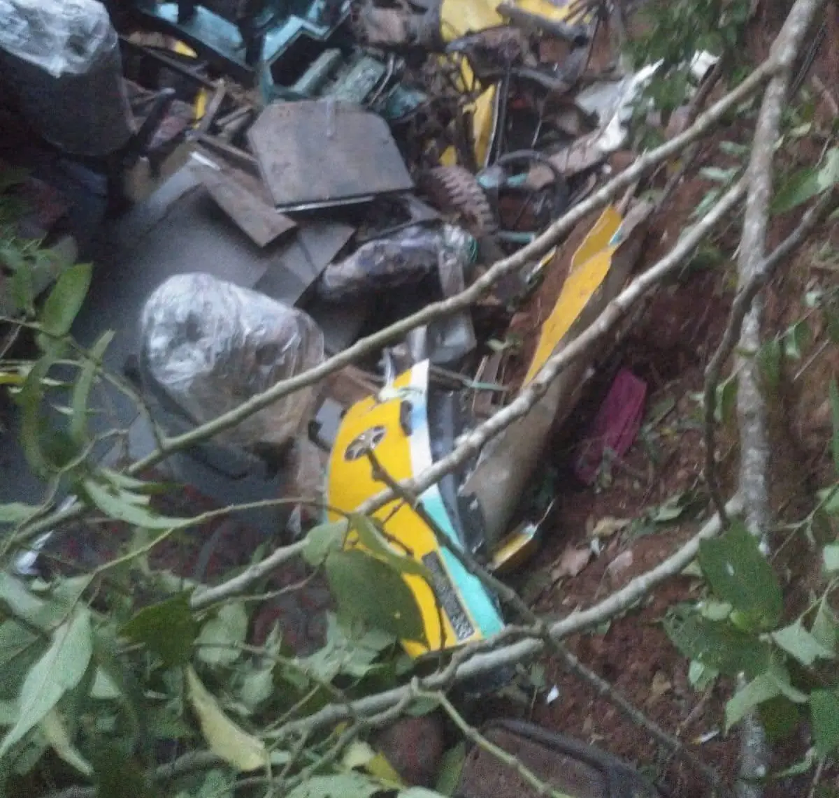 Al menos siete muertos tras embarrancamiento de bus en La Paz