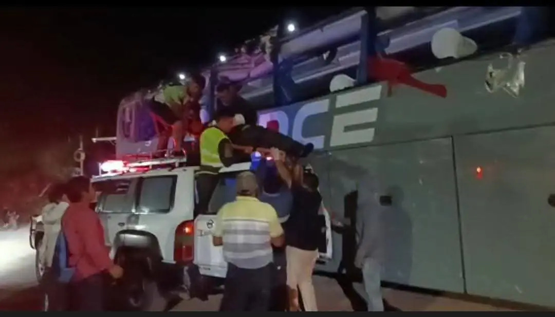 Derrumbe alcanza a un bus de pasajeros y deja siete heridos