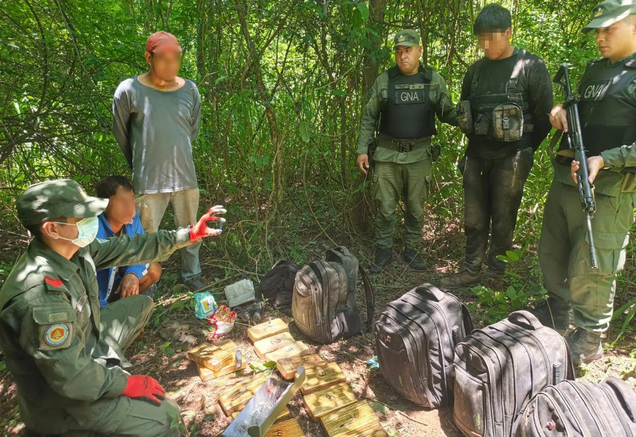 Dos bolivianos son detenidos en Argentina con más de 60 kilos de droga