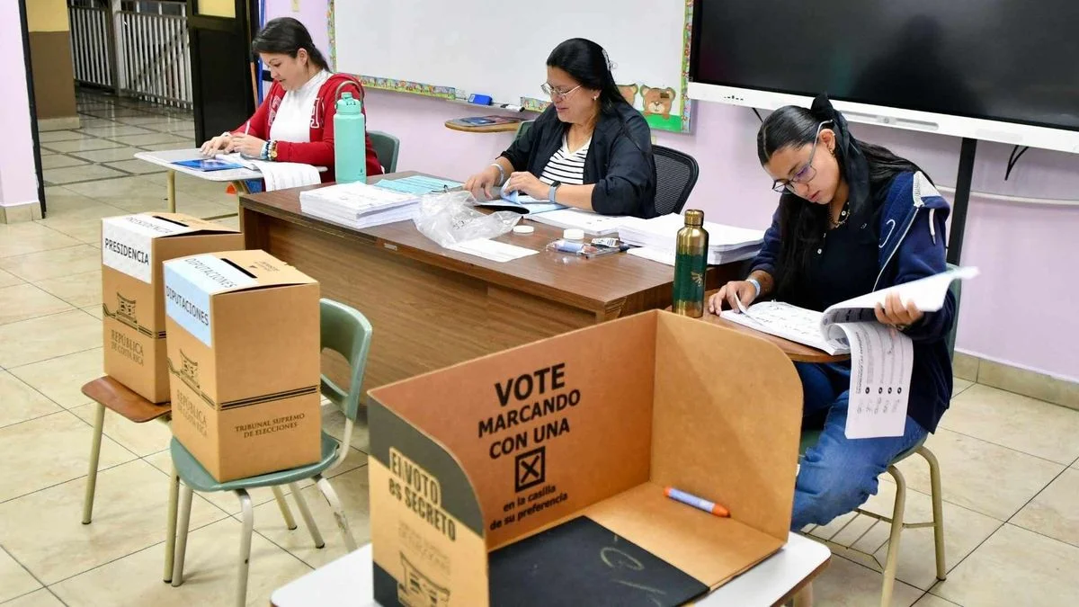 Inicia la jornada de votaciones en Costa Rica con Laura Fernández como favorita