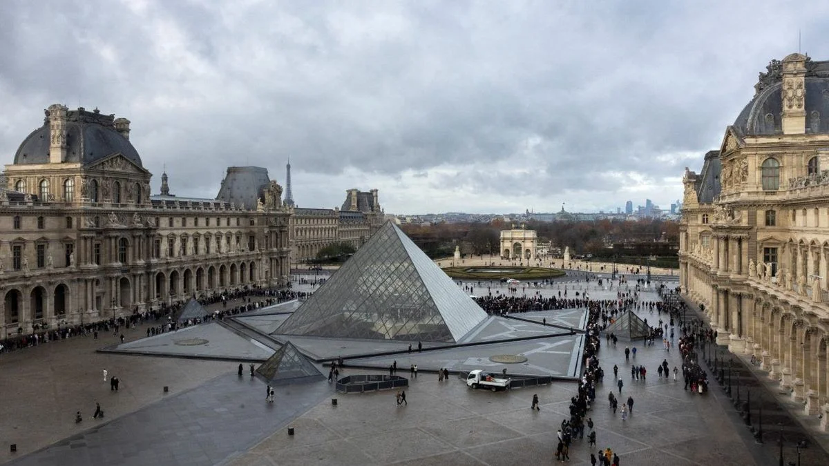 La presidenta del Museo de Louvre renunció cuatro meses después del peor robo en años