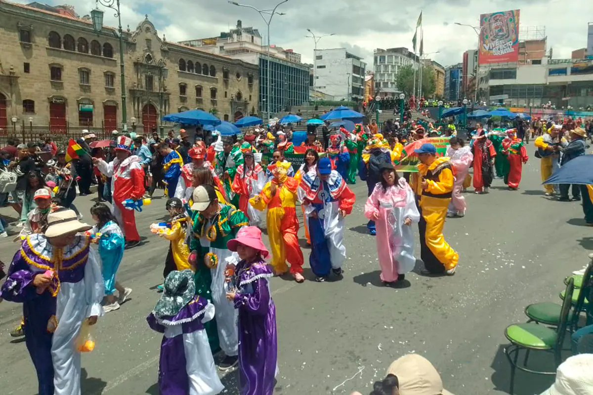 La Paz reivindica al Pepino con una colorida marcha por el centro