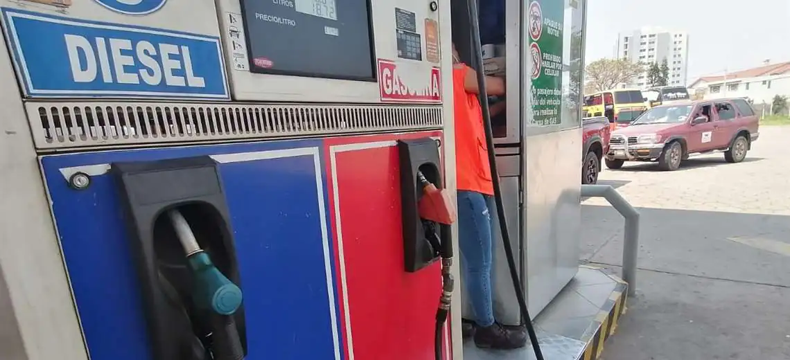Calidad de gasolina: Asosur rechaza precintado de un surtidor en La Paz