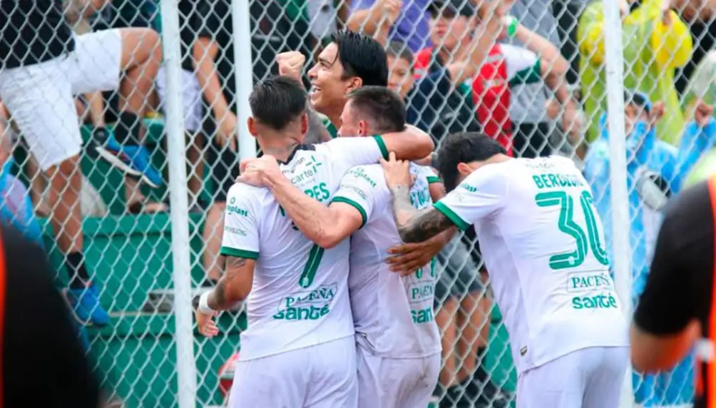 Arco, flecha y gol; Martins volvió al fútbol profesional
