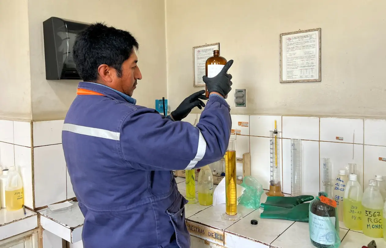 Gasolina analizada en La Paz cumple estándares tras controles en surtidores