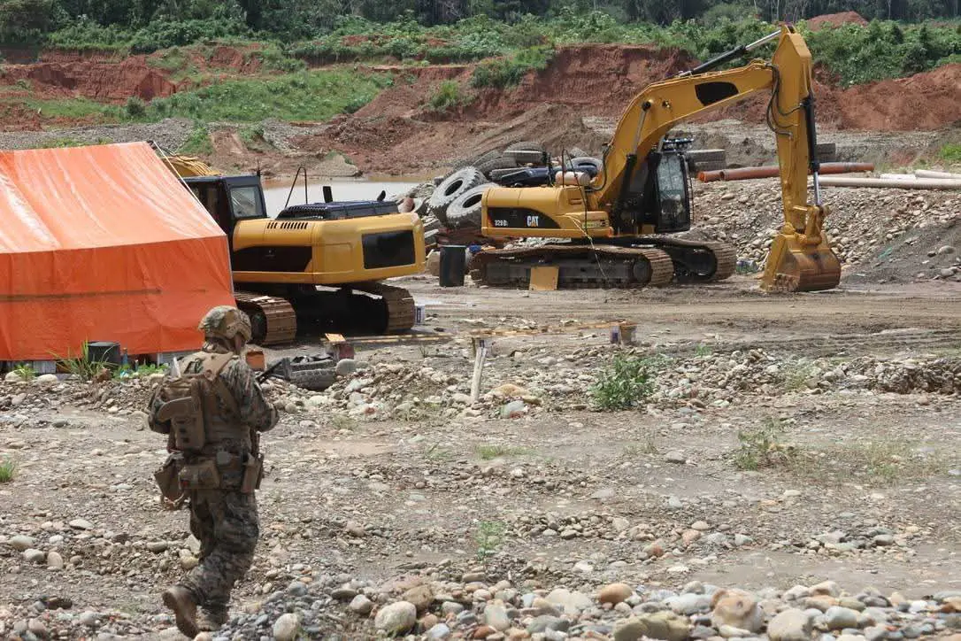 Ministro pide ley antibloqueo y equipos para la Policía ante minería ilegal