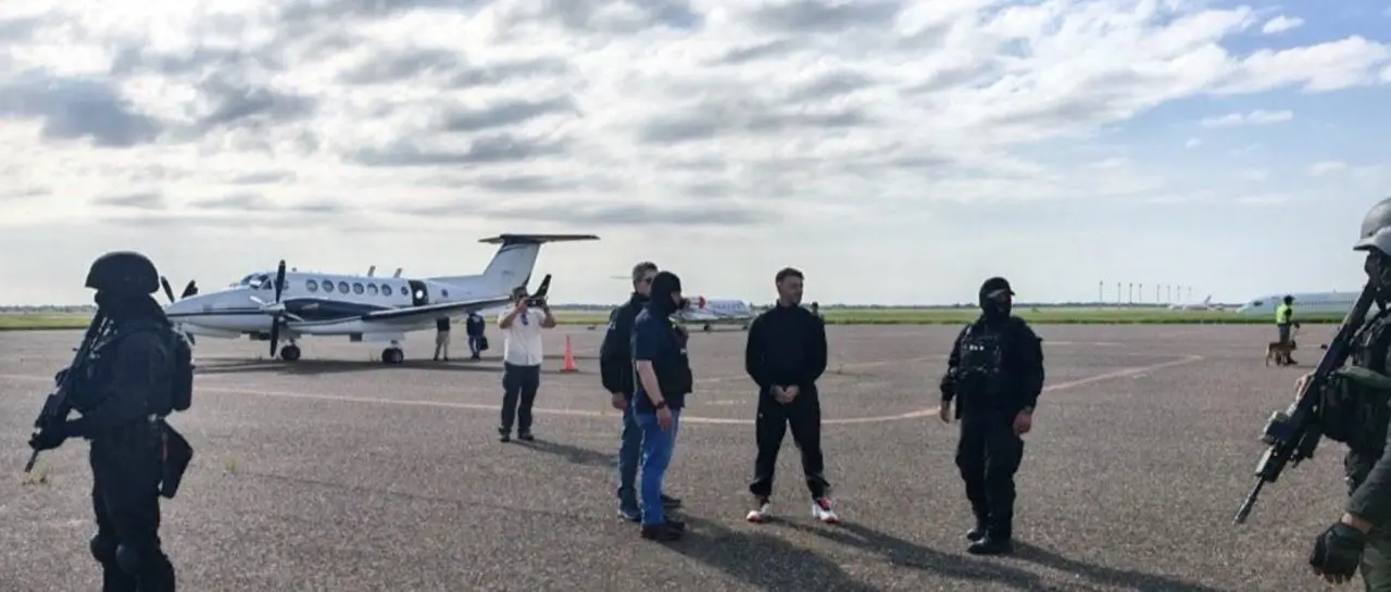 Enmanillado de pies y manos, así se llevó la DEA a Marset desde Bolivia