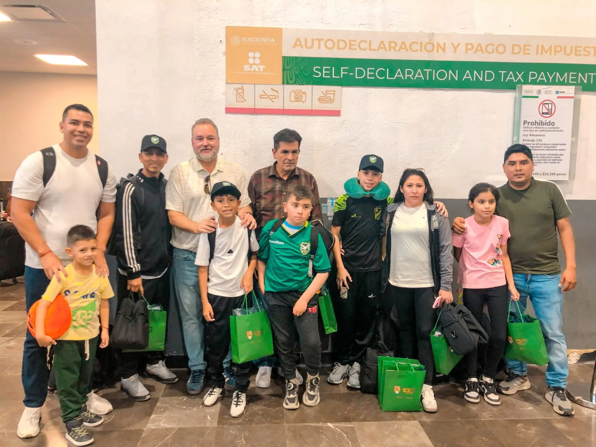 Entel lleva a cinco familias a México para apoyar a la selección