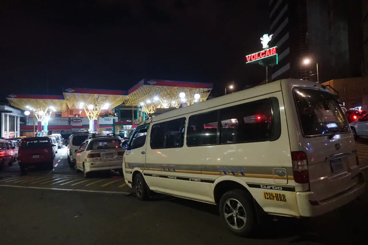 Según YPFB ya distribuye gasolina con aditivos y espera reducir filas