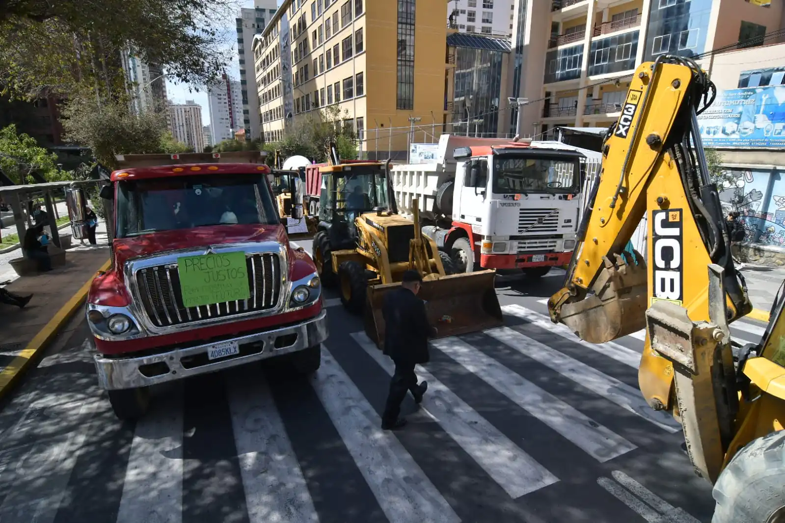 ‘Tractorazo’ en La Paz pide reajuste de precio de materiales de construcción