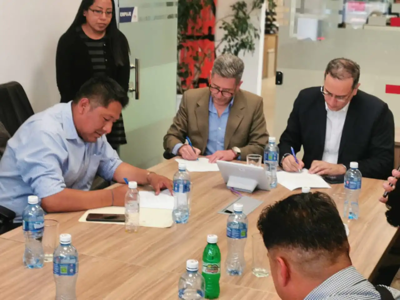 Gobierno y transportistas de La Paz articulan medidas por gasolina desestabilizada y alivio financiero