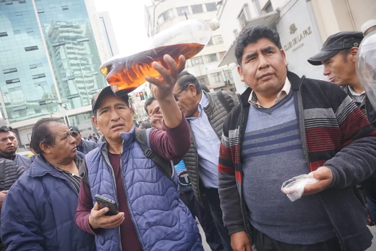 Choferes exigen renuncia de Medinaceli y Akly por crisis del combustible