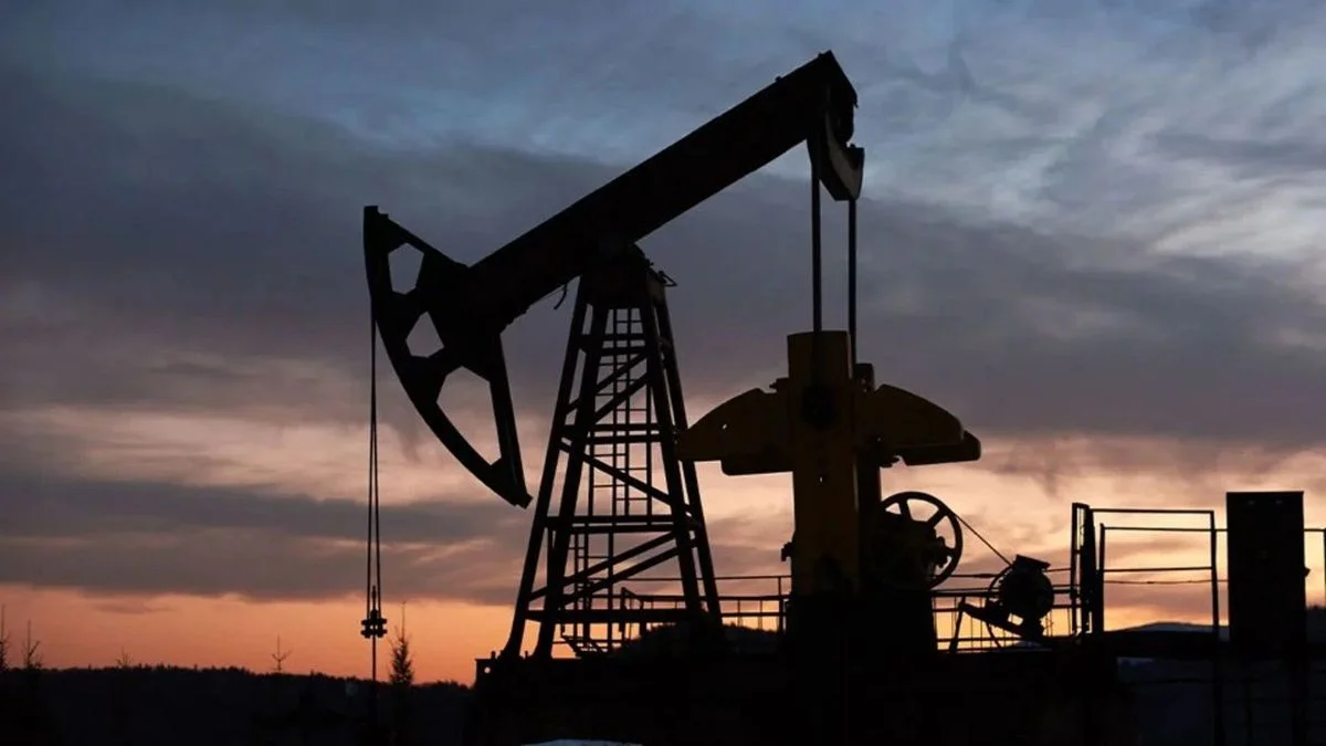 El petróleo sube un 55 % tras el primer mes de la guerra en Oriente Medio