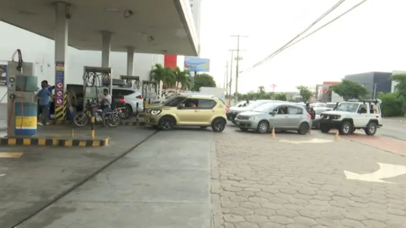 Reaparecen filas por gasolina y YPFB reconoce demoras por mezcla con aditivos