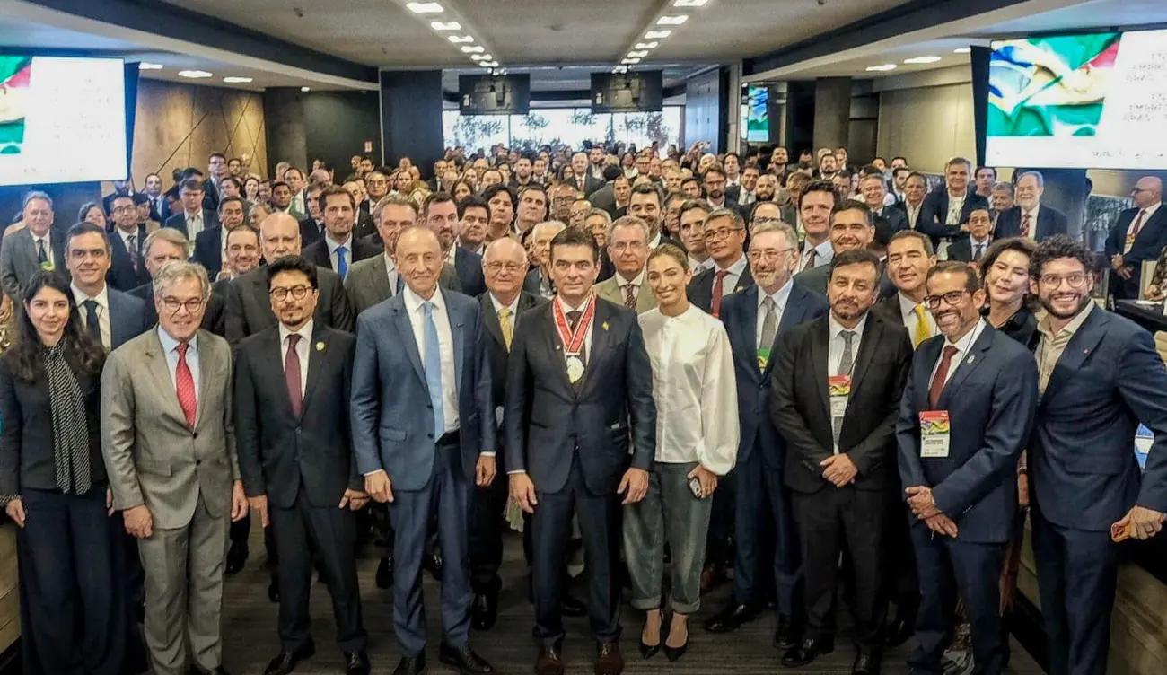 Paz ofrece ‘apertura absoluta’ a inversores brasileños