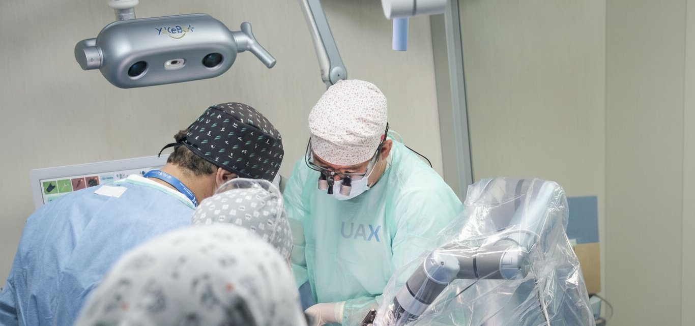 Un paciente edéntulo y seis implantes simultáneos: dentro de la cirugía robótica de arcada completa sin referencias dentales