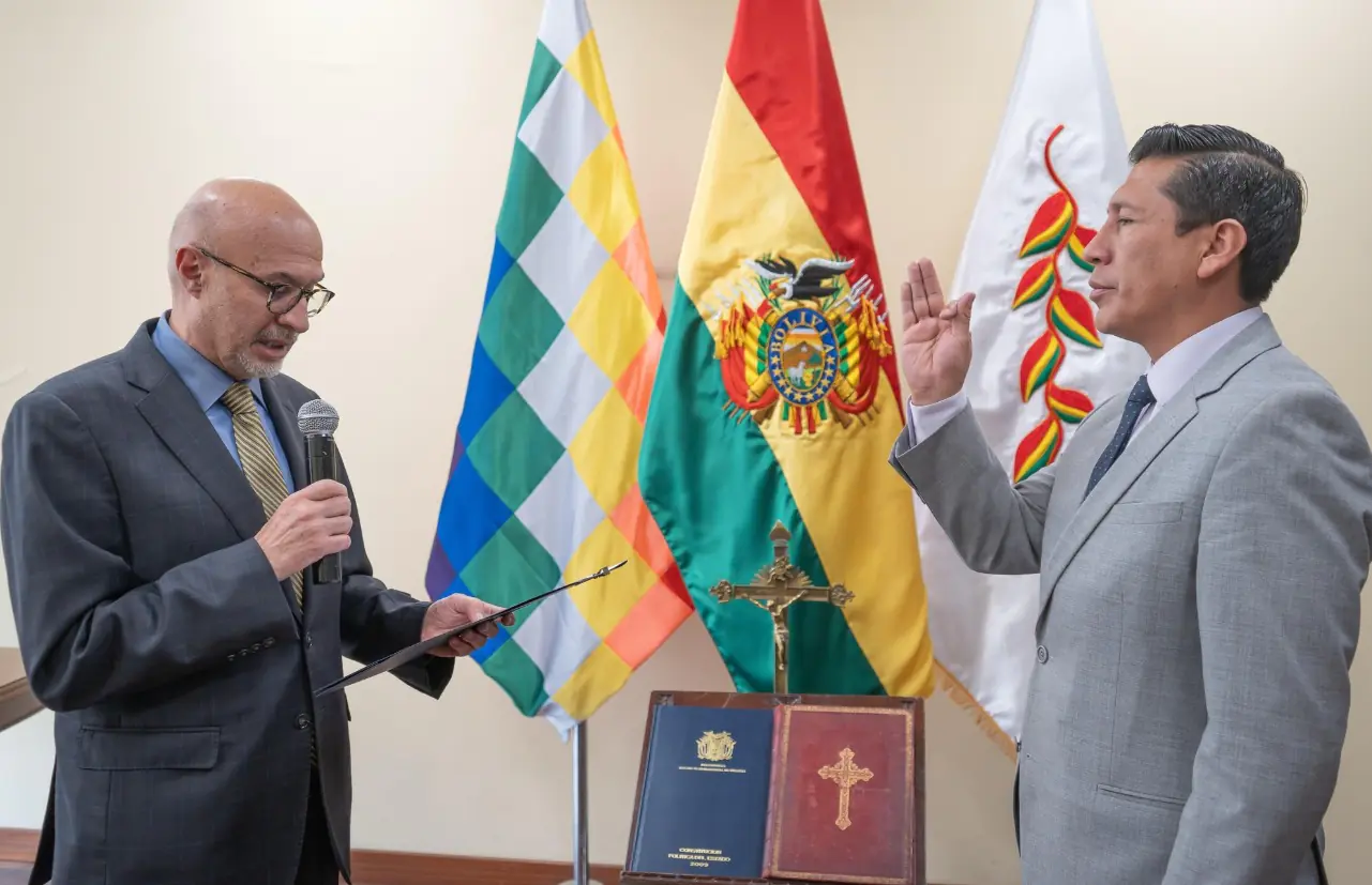 Lupo posesiona a Franz García como viceministro de Justicia Indígena